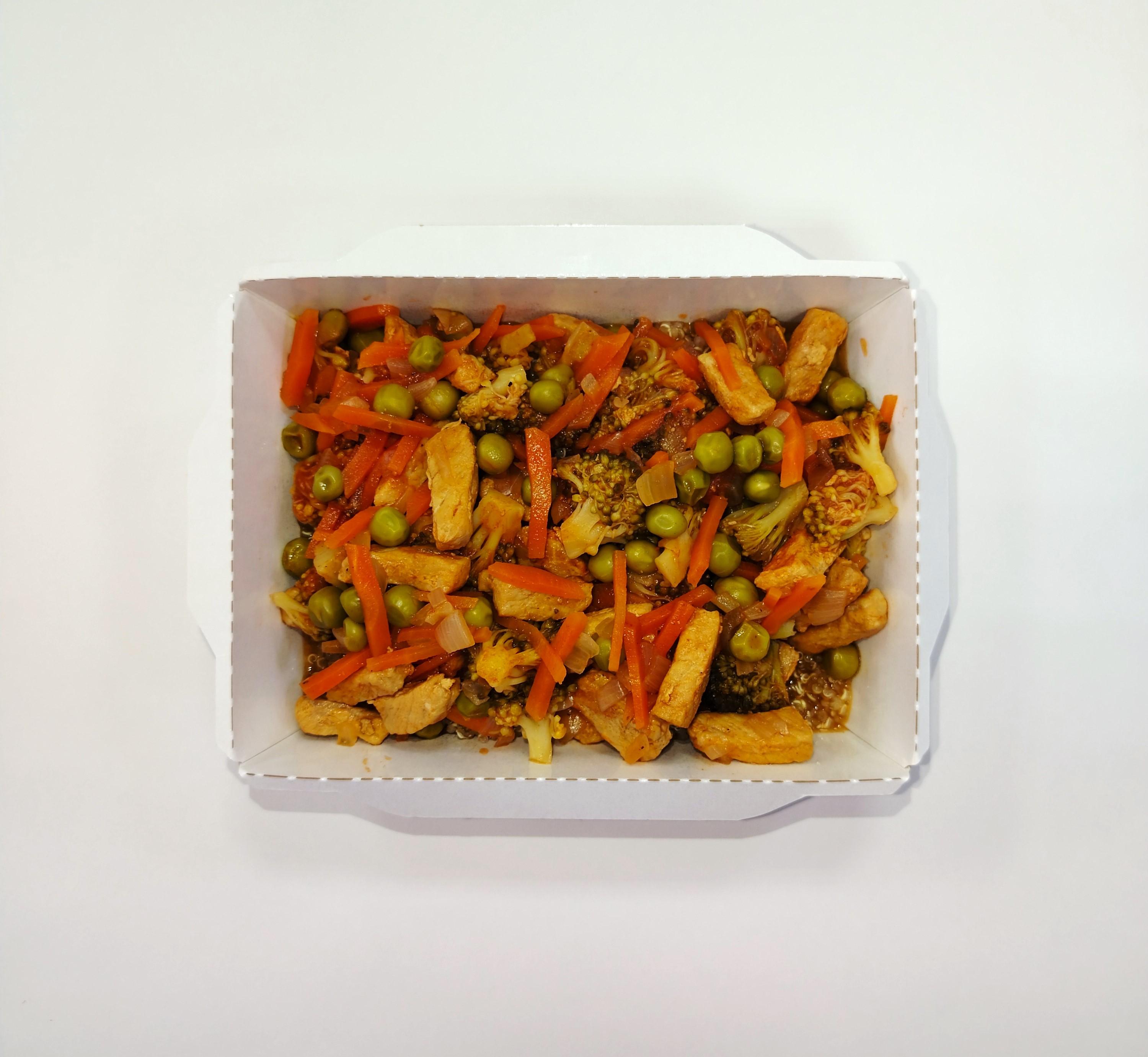 Тушеная свинина с овощами и киноа