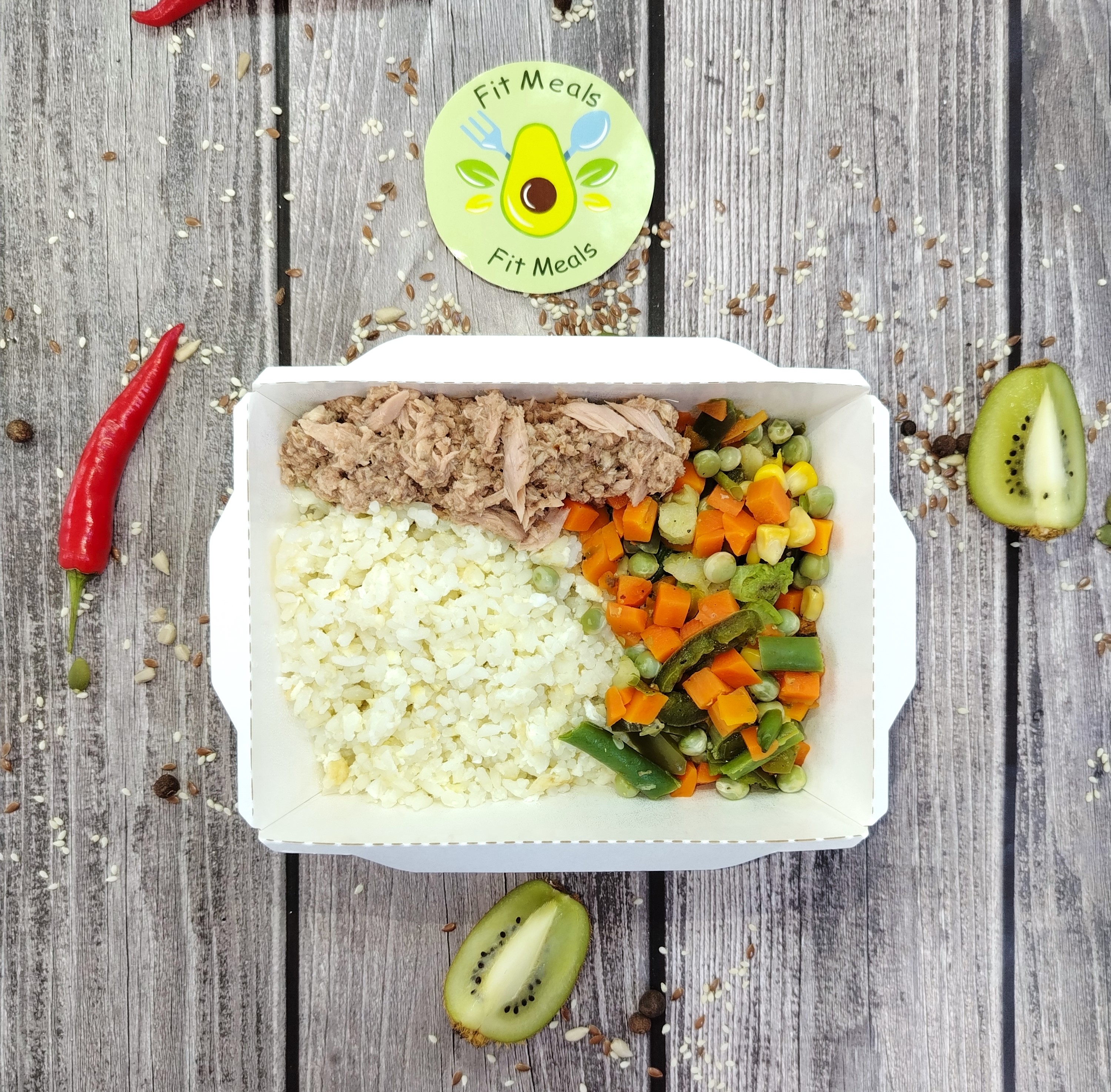 Рис с тунцом, яйцом и овощами
